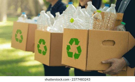 Responsabilidad social de las empresas en materia de responsabilidad social de las empresas. Empresarios sosteniendo basura de cajas para reciclaje. Día de la Tierra, trabajo en equipo para reciclar para la sostenibilidad ambiental. voluntario, Unidad. negocio de equipo.