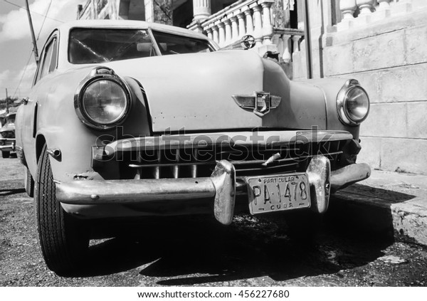 CUBA, Pinar Del Rio; 18 march 1998,\
old american car parked in a street - EDITORIAL (FILM\
SCAN)