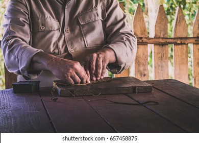 Cuba - Viñales Tobacco Farmer Making Cuban Cigar