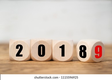cubes with numbers symbolizing the change from 2018 to 2019
