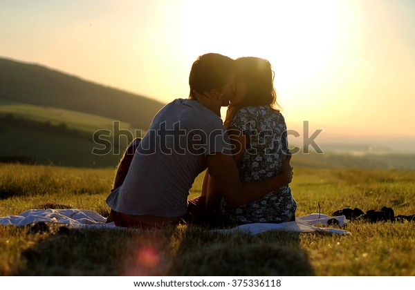 寄り添い夫婦 恋人同士 恋愛カップル ラブハグ 愛のキス カップルキス の写真素材 今すぐ編集