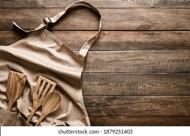 Arrière-plan culinaire, ustensiles de cuisine et tablier sur le plan de la cuisine avec place blanche pour tout texte de recette ou de menu