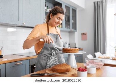 kulinarisches, backen- und kochliches Konzept - glückliche, lächelnde junge Frau, die zu Hause in der Küche einen Lagkuchen macht
