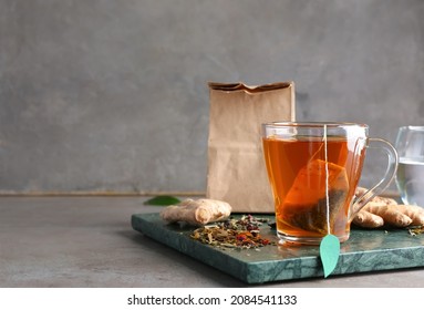 Taza de té negro aromático sobre fondo oscuro