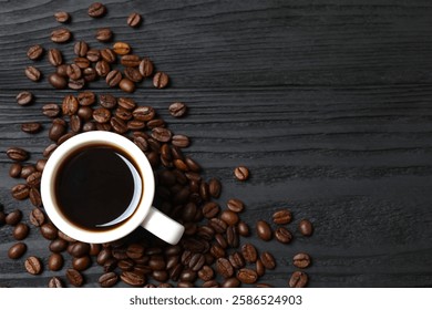 Taza de café y granos de café frescos sobre fondo de madera
