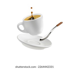 Taza de café con una gota salteada mosca con platillo y cuchara aislada en blanco
