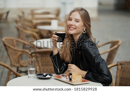 Similar – Foto Bild Portrait einer blonden, schönen, lächelnden Frau in einem roten Kleid vor einer roten Wand