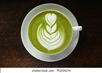 Eine Tasse grüne Teematcha auf Holzhintergrund