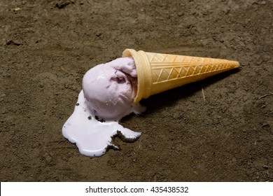 Cup ice cream albino falling on the area is very dirty