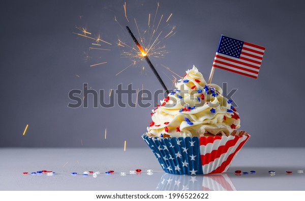 カップケーキアメリカ国旗 ケーキに火花や花火がつく 7月4日 独立 大統領の日 ホワイトクリームのアイシングや色と星が散るおいしいカップケーキ 甘いデザート の写真素材 今すぐ編集