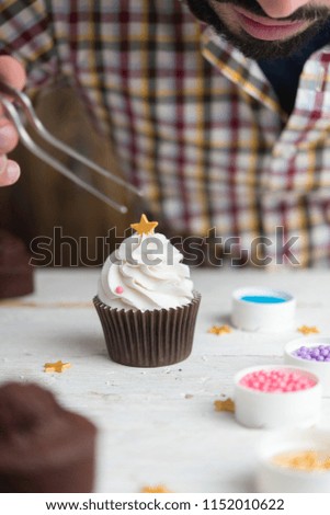 Foto Bild Herstellung von Muffins für die Weihnachtszeit