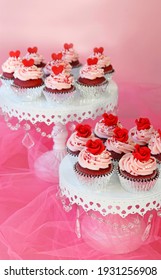 Cupcakes decorated with red roses an dhearts for Valentine or weddings