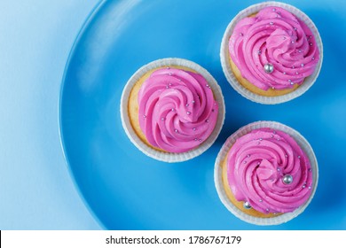 Pasteles con crema rosa