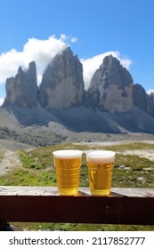 Jungtiere des Biers mit den drei Gipfeln von Lavaredo. Dolomiten. Südtirol. Italien