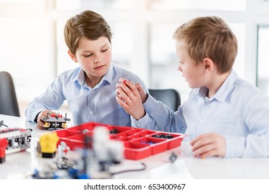 9,435 Kids playing lego Images, Stock Photos & Vectors | Shutterstock