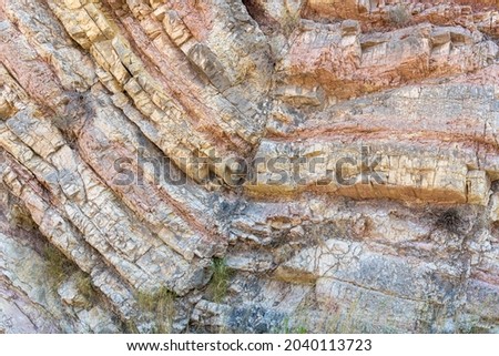 Curious rock formations on the side of a mountain, with detail of the veins and sedimentation layers.