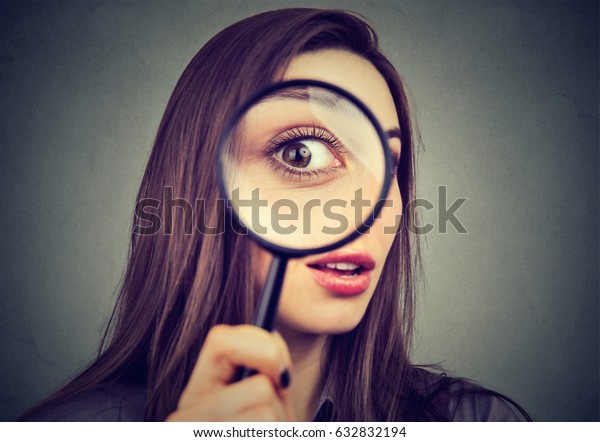 Mulher curiosa olhando através de uma (editar agora): foto stock ...