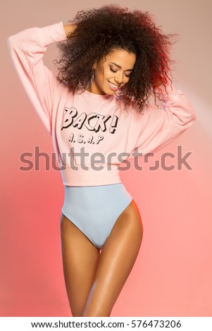 Curly hair's women in the pink and grey body
