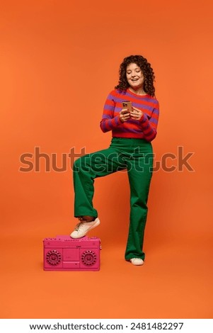 Similar – Foto Bild Vintage rosa Boombox gegen blauen Hintergrund