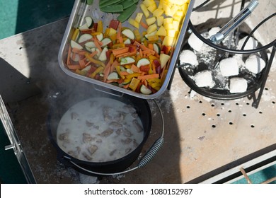 Curry Hähnchen geschnetzeltes mit Gemüse aus dem Dutchoven