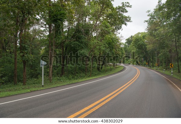 Curve road\
sign on downhill. (Khong Ping Ngu\
Curve)