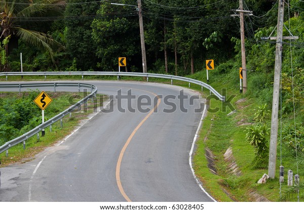 curved road up to\
mountain