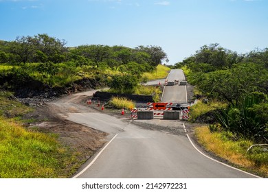 Curvy detour along the Piilani Highway in the southeast of Maui island, Hawaii - Blocked back road with signs to a short deviation in the United States