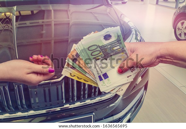 the customer pays euro banknotes for his dream - a
new car.