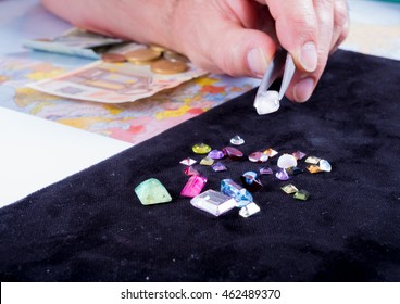 Customer and seller negotiate the purchase of a batch of precious stones calculating the current value