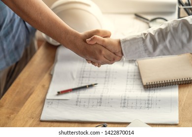 Customers Handshake Agreement With The Contractor For Construction Of Houses