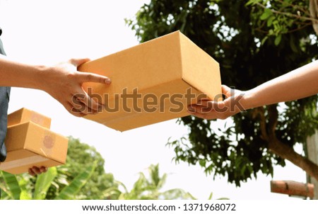 Customers who receive packages from professional delivery staff at the front of the house
