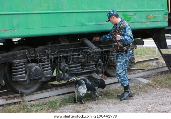 Customs cynological service works out with dogs\
on polygon action. October 29.\
2010.