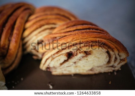 Cut cinnamon braid bread (kringle)