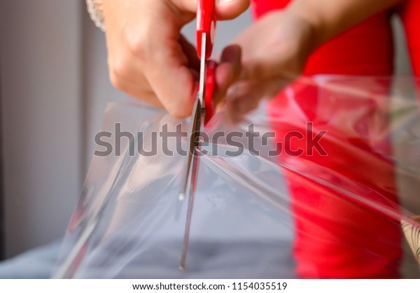 Cut the\
packaging cellophane wrapper bouquet\
scissors