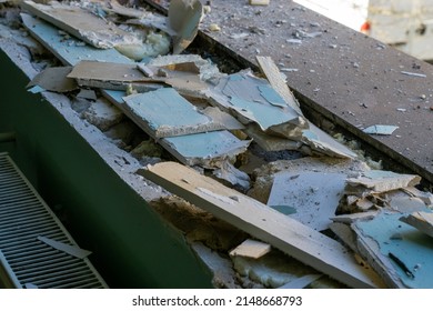 the cut remains of drywall in the place of the window sill when replacing the window