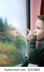 Geruchter 4-jähriger Junge mit Zugfahrt