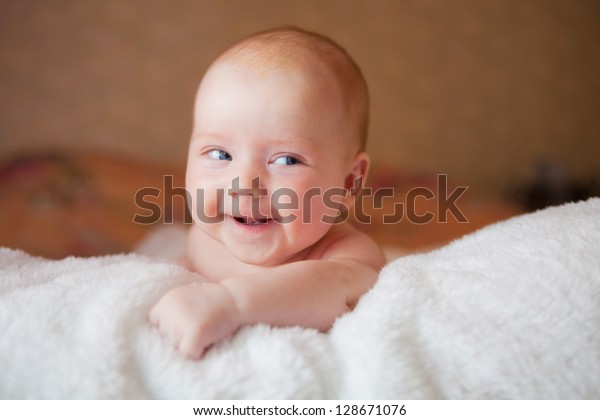 にこにこ笑うかわいい赤ちゃん女の子 の写真素材 今すぐ編集
