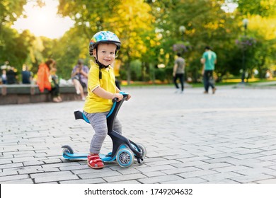 2,897 Three wheel scooter Images, Stock Photos & Vectors | Shutterstock