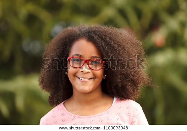 アフロヘアでストリートでにこにこ笑うかわいいアフリカ系アメリカ人の女の子 の写真素材 今すぐ編集