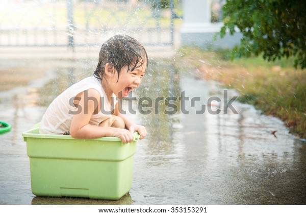 かわいいアジアの男の子はホースの水遊びが楽しい の写真素材 今すぐ編集