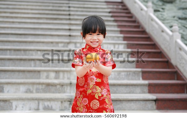 バンコクの中国の寺で神聖なオレンジを持つ 伝統的な中国のドレスを着たかわいいアジアの女の子 中国の新年のコンセプト の写真素材 今すぐ編集