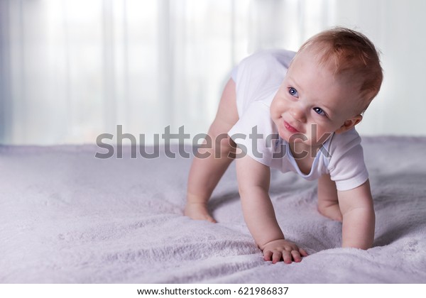 最初の一歩を踏み出すかわいい赤ちゃんの男の子 かわいらしい幼い子どもがよろめき始める の写真素材 今すぐ編集