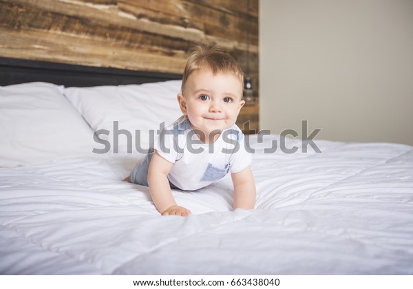 Un Bebe Mignon Garcon Dans La Photo De Stock Modifiable