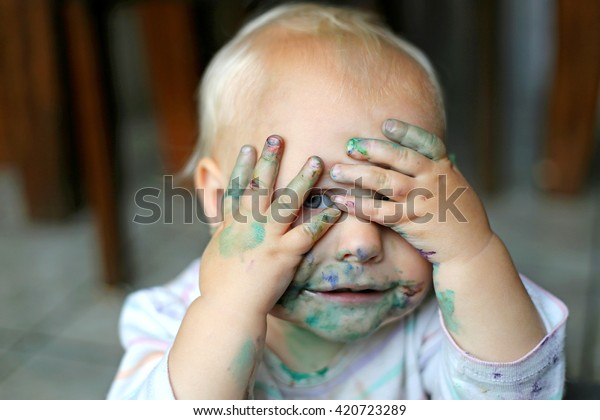 汚い手で顔を覆うかわいい赤ちゃん女の子 の写真素材 今すぐ編集 420723289