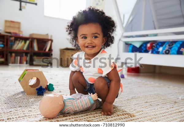 Bebe Fille Mignonne S Amusant En Salle Photo De Stock Modifiable