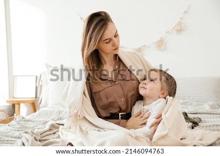 Similar – glückliche Mutter und Baby, die zu Hause im Schlafzimmer spielen.