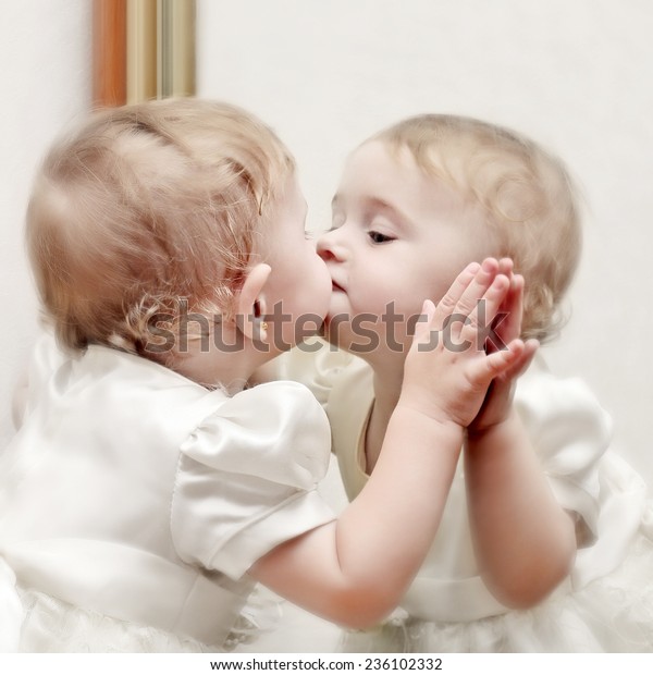 鏡に映る自分にキスをするかわいい赤ちゃん の写真素材 今すぐ編集