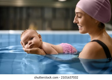 Kuschelbaby mit Mutter im Schwimmbad