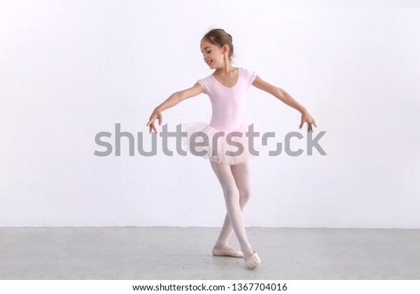 ピンクのトゥトゥのかわいいバレリーナの女の子が部屋で踊る キッドバレエのコンセプト の写真素材 今すぐ編集