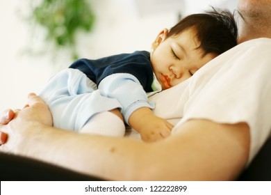 Papa Durmiendo Junto Al Bebe Images Stock Photos Vectors Shutterstock